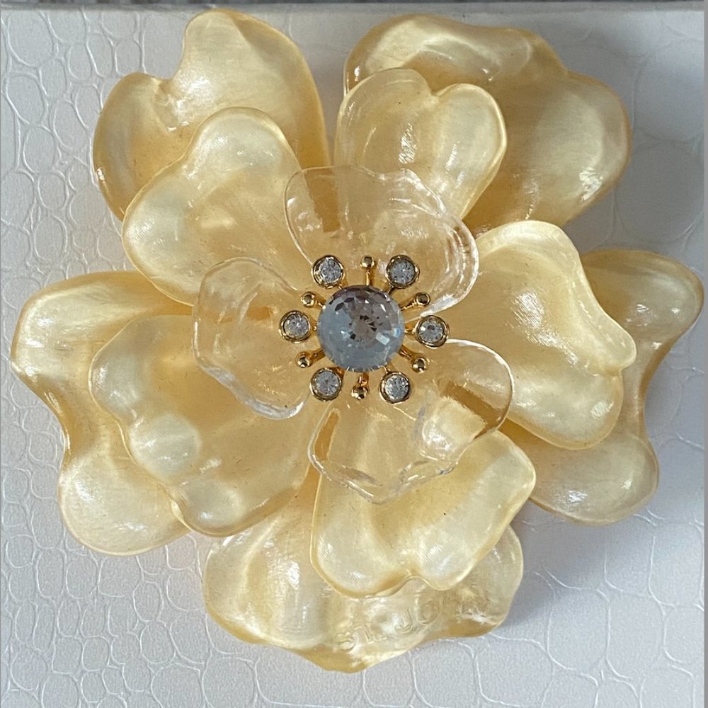 NWOT! Authentic ST. JOHN Lucite Swarovski Crystal Camellia Brooch Pin
